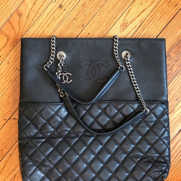 Authentic CHANEL Black Caviar Quilted tote - Picture 4 of 8